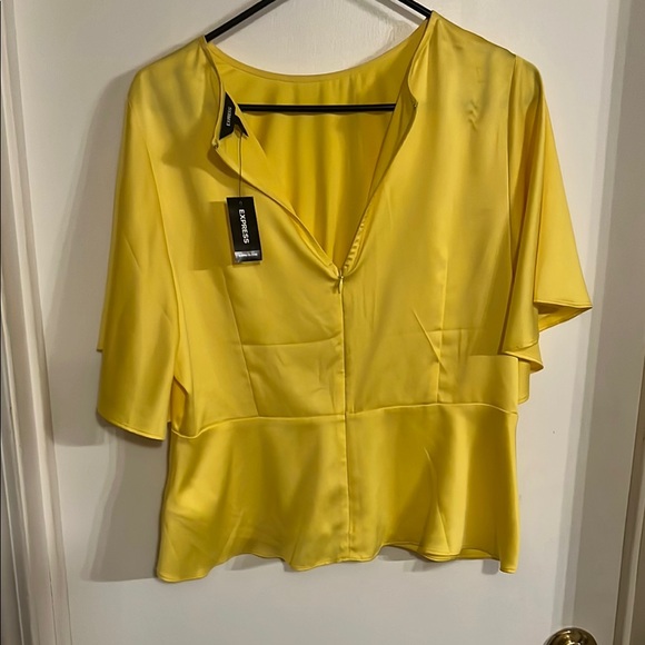 NWT Express Yellow Ruched Flutter Sleeve Blouse Friday special 🌸🌸$6 - Picture 2 of 5